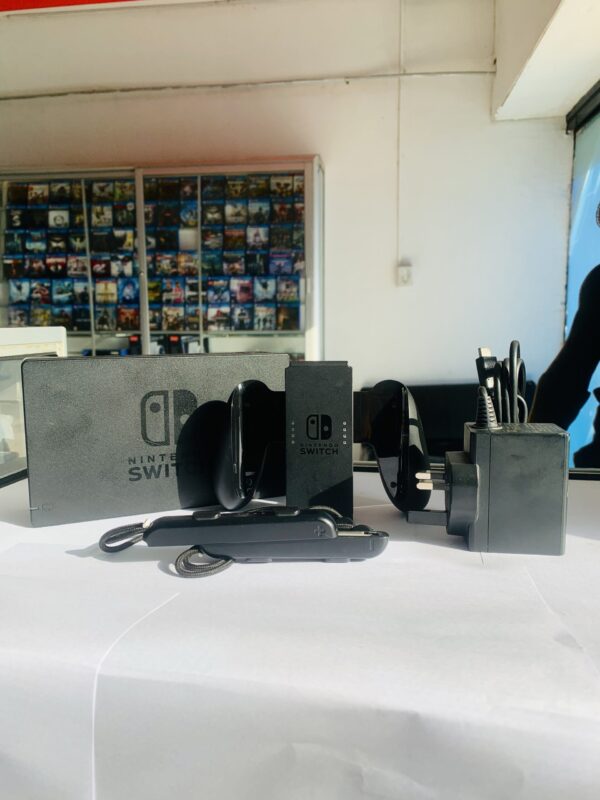 Nintendo Switch v2 - Neon / Semi usado (Desbloqueado) con juegos instalados - Imagen 3